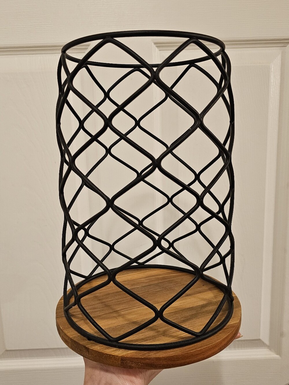Keurig K-cup Black Wire Decorative Holder with Wood Base
